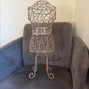 Source Unknown Metal Wire Dress Form Jewelry Stand in Distressed Beige